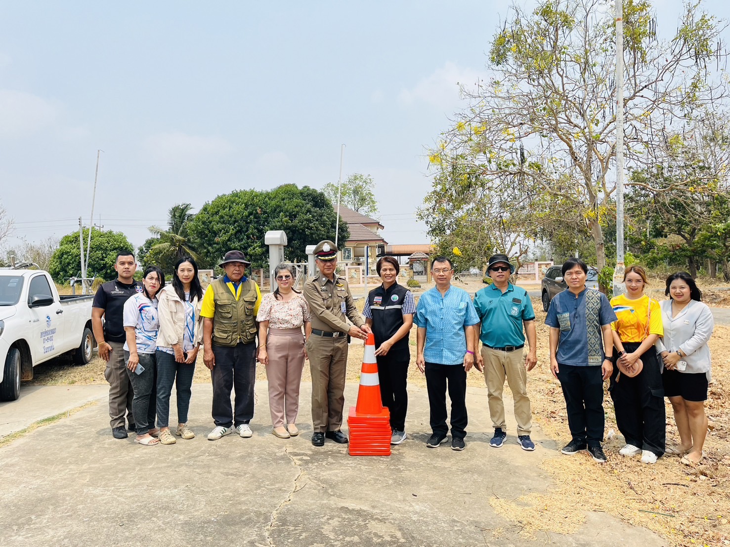 อบต.หนองม่วง มอบกรวยจราจร ให้กับสถานีตำรวจภูธรหนองม่วง