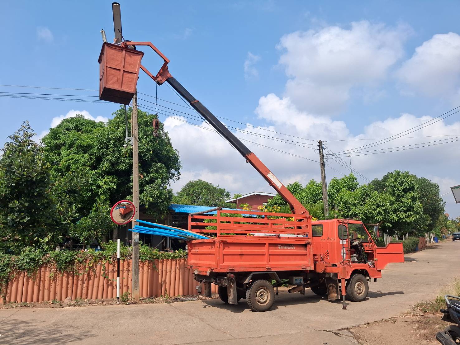 กองช่าง อบต.หนองม่วง ไ้ด้ทำการซ่อมแซมไฟฟ้า ในพื้นที่ หมู่ 9