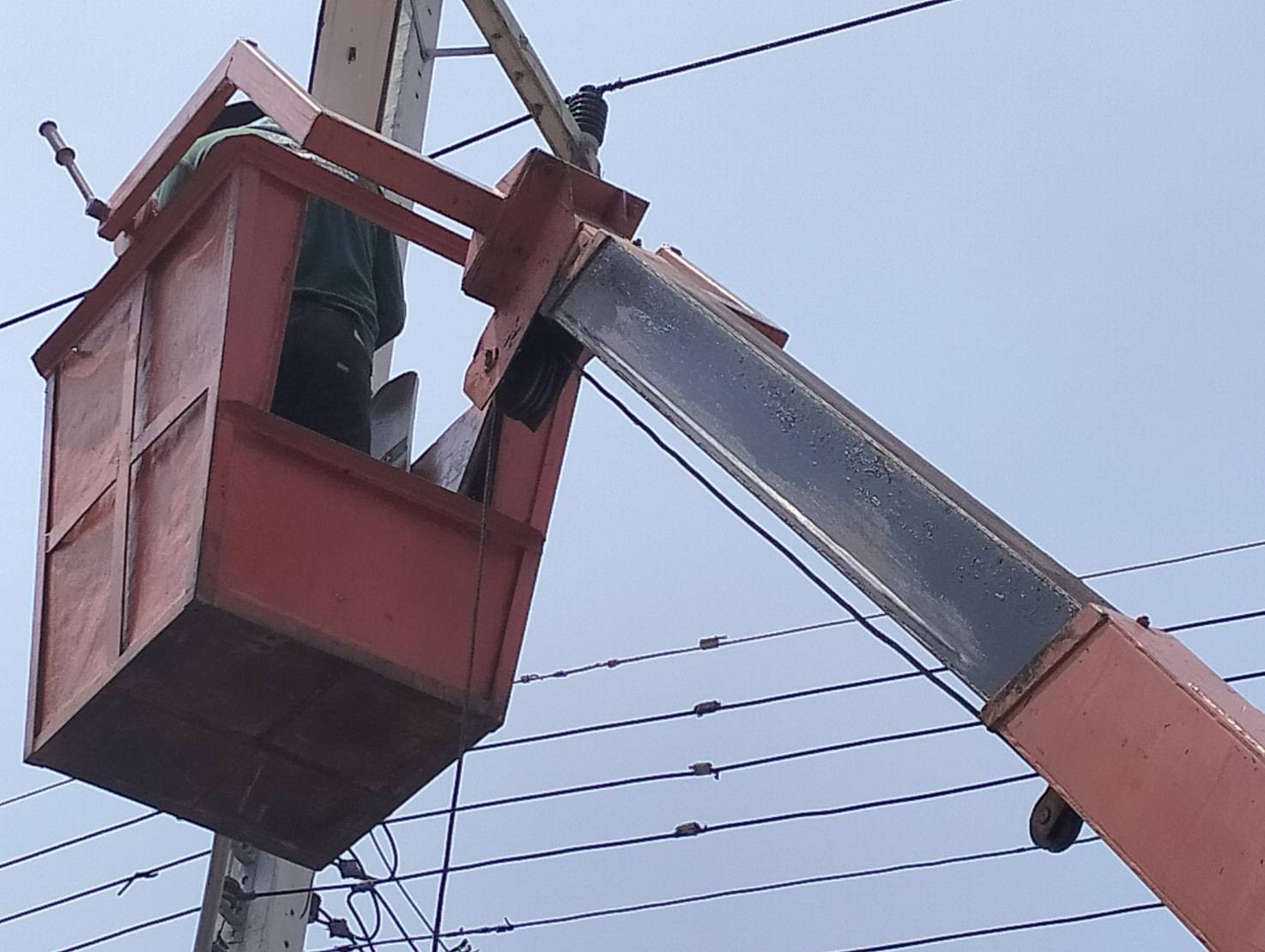 กองช่าง อบต.หนองม่วง ซ่อมแซมกิ่งโคมไฟ ในพื้นที่หมู่ 4