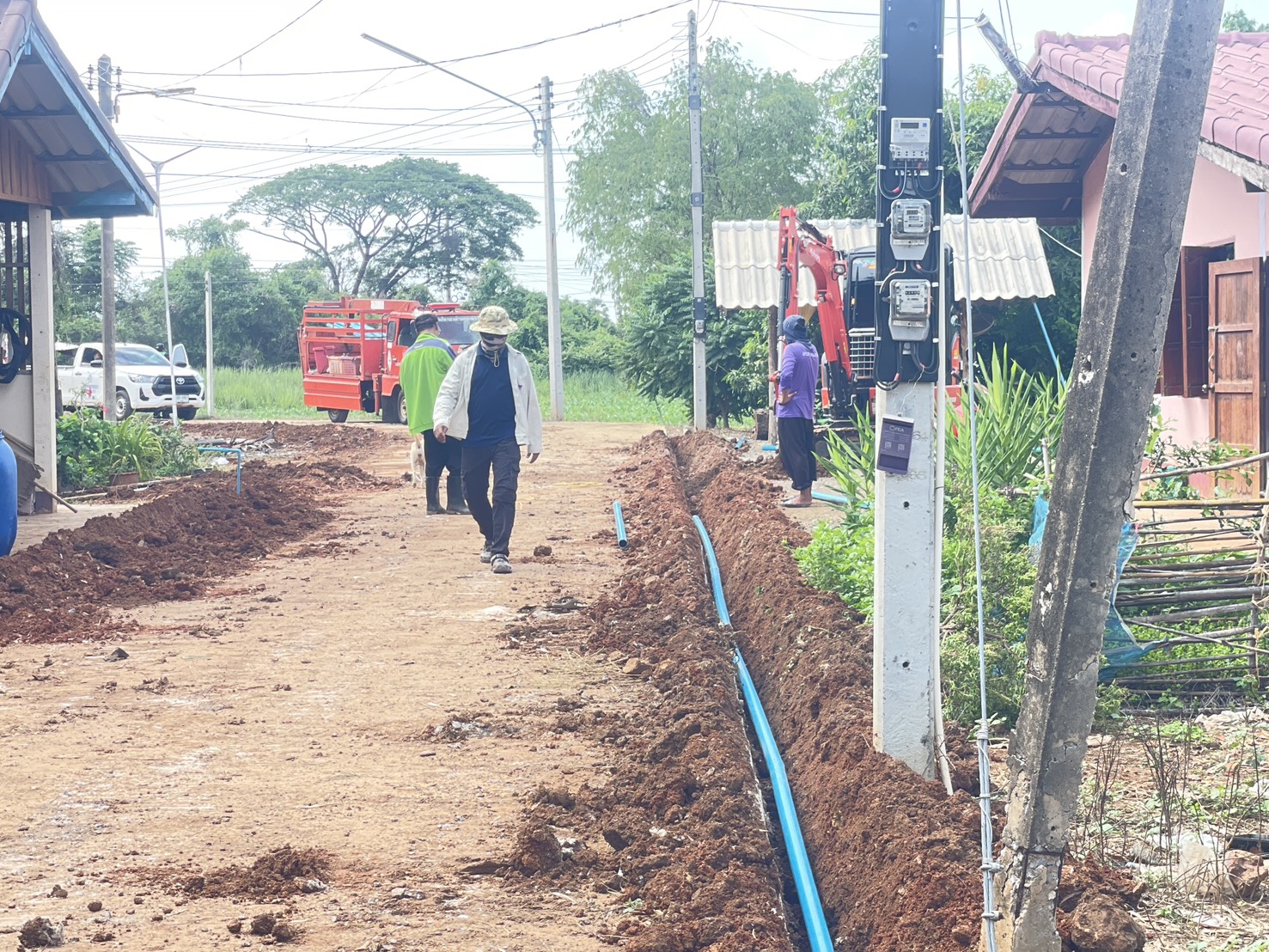 ทีมช่าง องค์การบริหารส่วนตำบลหนองม่วง  วางท่อประปา หมู่ 6